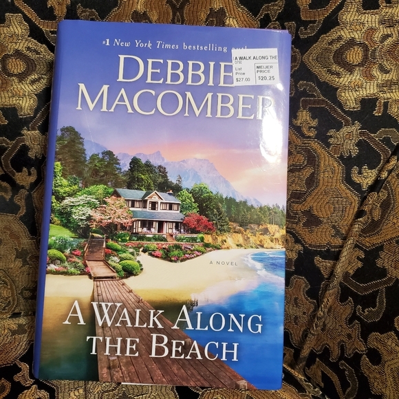 Debbie Macomber "A Walk Along The Beach" hardcover book - Picture 1 of 3